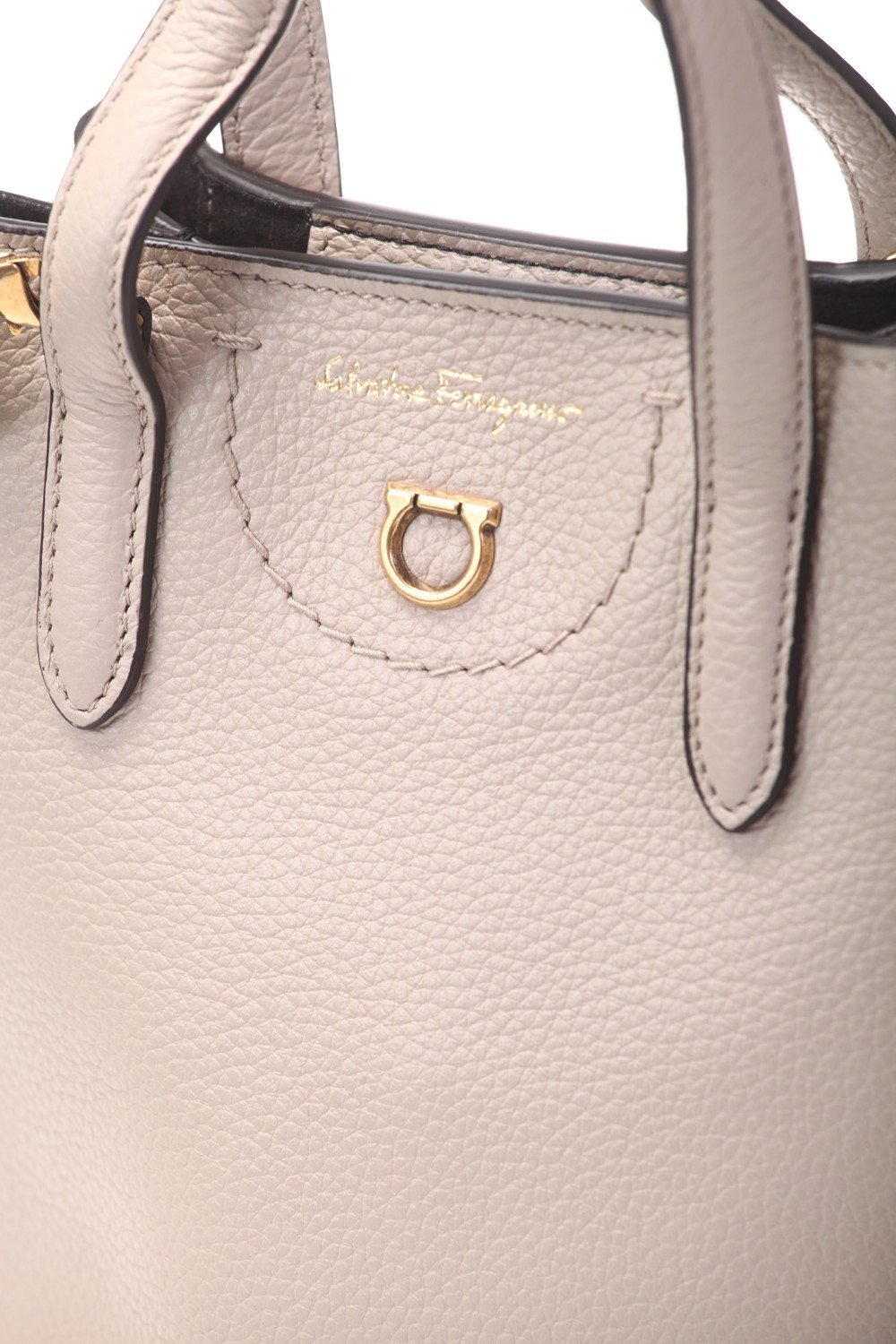 shop SALVATORE FERRAGAMO  Borsina: Salvatore Ferragamo "Borsa Minibag Gancini" in pelle di vitello bottalato.
Pellame soffice e ricco al tatto.
Sfoderata.
Comparti interno unico.
Tracolla regolabile e removibile per indossarla a spalla o cross body.
Dimensioni: Altezza 19 cm, Lunghezza 14 cm, Profondità 7 cm.
Composizione: 100% pelle di vitello.
Fabbricato in Italia.. 212964 TRAVEL-003758948 number 3929505